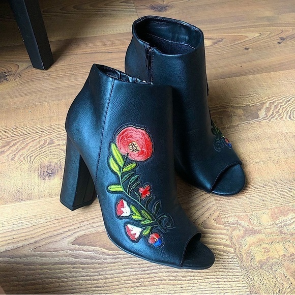 Bamboo NWOTs Black Floral Embroidered Patch Open Toe Wedge Heel Booties Size 8.5 - Picture 3 of 9